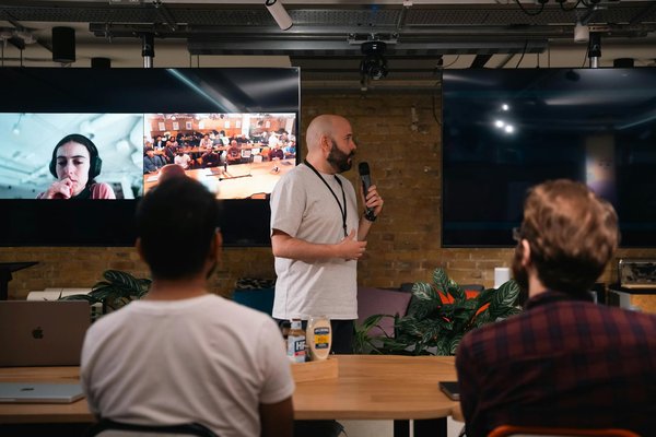 Comment les jeux de construction de villes peuvent-ils intégrer des éléments de gestion de crise climatique?