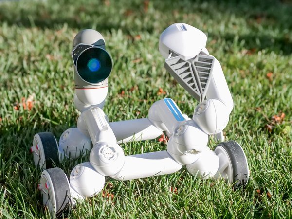 Comment un jeu de course futuriste peut-il intégrer des aspects de conduite autonome et d'intelligence artificielle?